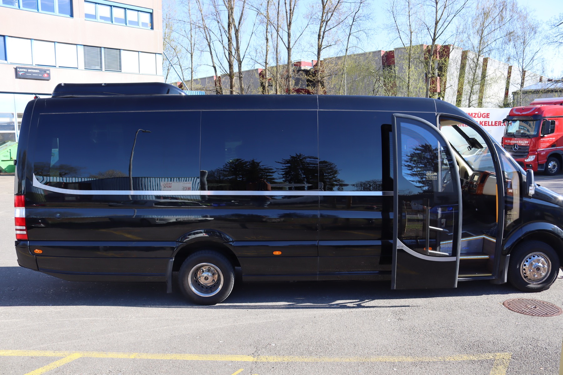 Mercedes Sprinter Seitenansicht mit Einstieg in Zürich